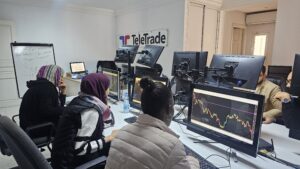 Salle des marchés équipée pour la formation pratique en trading à Sousse